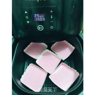 韩优空气炸锅——红心火龙果蛋糕的做法步骤：8