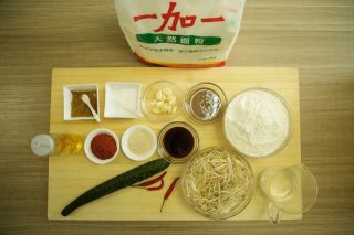 一个面团变身一碗凉皮，你在家也能做！的做法步骤：1