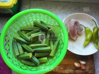 秋葵炒肉丝的做法步骤：1