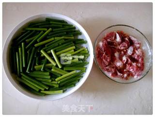 蒜苔炒牛肉的做法步骤：2
