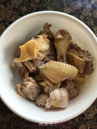 红枣香菇炖鸡汤的做法步骤：2
