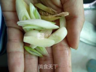 蒜香脆肠炒秋葵的做法步骤：2