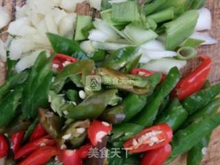 青椒炒肉的做法步骤：2