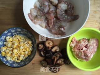 虾肉香菇玉米云吞的做法步骤：1