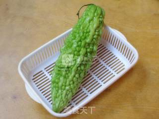 苦瓜煎太阳蛋的做法步骤：1