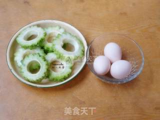 苦瓜煎太阳蛋的做法步骤：3