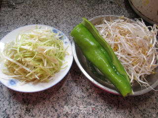 尖椒韭菜芽炒绿豆芽的做法步骤：1
