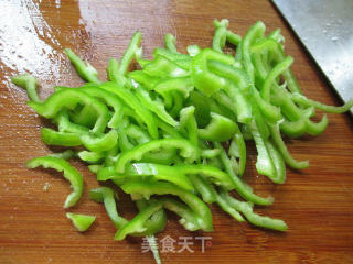 尖椒韭菜芽炒绿豆芽的做法步骤：2