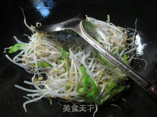 尖椒韭菜芽炒绿豆芽的做法步骤：3
