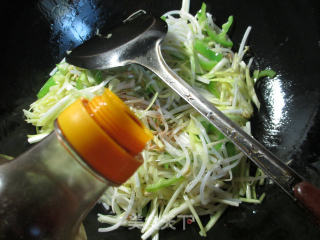 尖椒韭菜芽炒绿豆芽的做法步骤：5