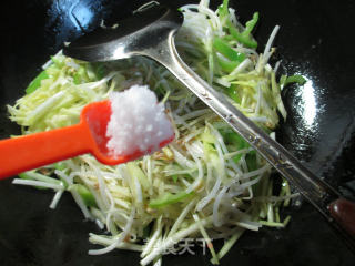 尖椒韭菜芽炒绿豆芽的做法步骤：6