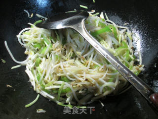 尖椒韭菜芽炒绿豆芽的做法步骤：7