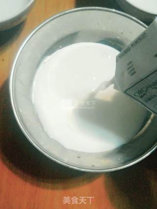 蛋黄双皮奶的做法步骤：1