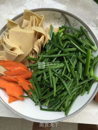 韭菜苔炒干豆腐的做法步骤：1