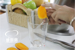 夏日甜品 丝滑浓香--芒果牛奶的做法步骤：2