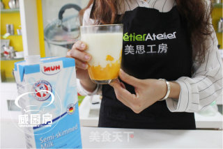 夏日甜品 丝滑浓香--芒果牛奶的做法步骤：3