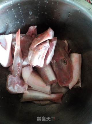 红头鱼炖豆腐的做法步骤：2