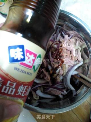 洋葱拌苦肠的做法步骤：2