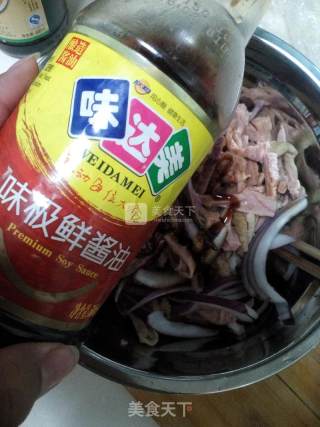洋葱拌苦肠的做法步骤：3
