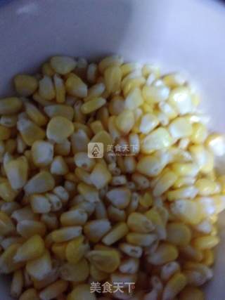 胡萝卜炒玉米的做法步骤：2