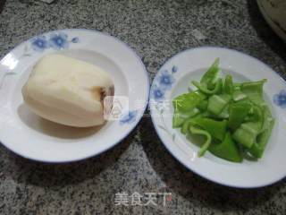 尖椒炒莲藕的做法步骤：1
