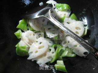 尖椒炒莲藕的做法步骤：3