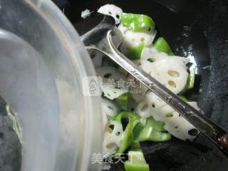 尖椒炒莲藕的做法步骤：4