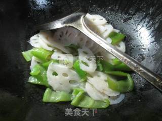 尖椒炒莲藕的做法步骤：8