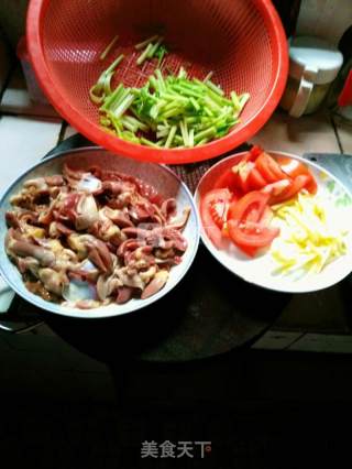 芹菜西红柿炒鸡胗鸡心的做法步骤：1