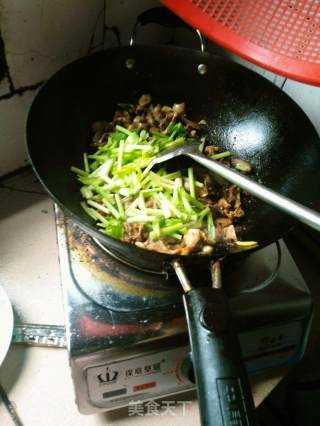 芹菜西红柿炒鸡胗鸡心的做法步骤：5