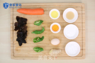 五彩炒鸡蛋的做法步骤：1
