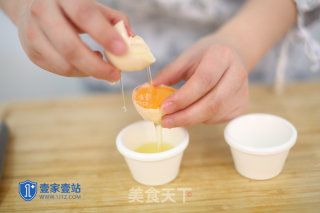 五彩炒鸡蛋的做法步骤：2