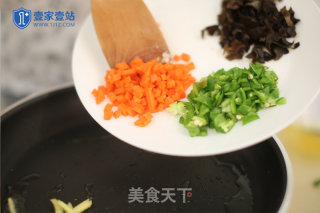 五彩炒鸡蛋的做法步骤：5