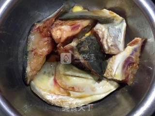 鱼头酸菜汤的做法步骤：1