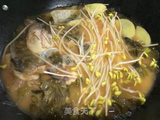 鱼头酸菜汤的做法步骤：4