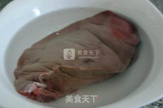 韭菜炒猪肝的做法步骤：1