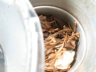 茶树菇鸡腿汤的做法步骤：4