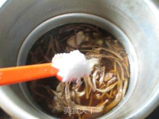 茶树菇鸡腿汤的做法步骤：7