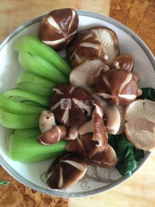 油菜香菇的做法步骤：1