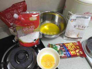 肉松火腿酥的做法步骤：1