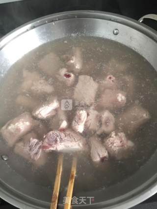 炖排骨的做法步骤：1