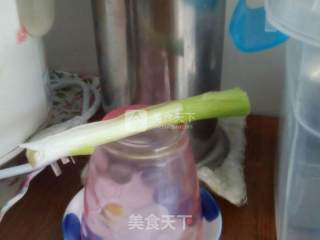 鸡蛋酱油炒饭的做法步骤：1