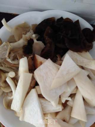 三菇牛肉汤的做法步骤：2