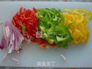 腊肠香肠披萨的做法步骤：2