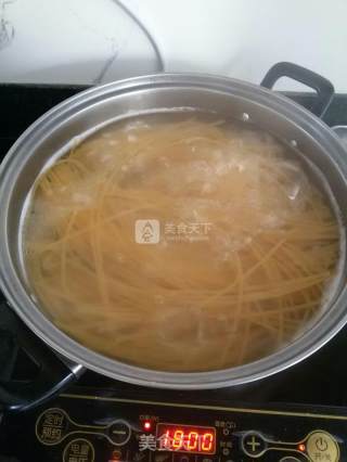 蕃茄肉酱意大利面的做法步骤：2