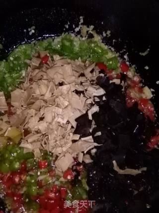 笋干木耳辣椒酱的做法步骤：6