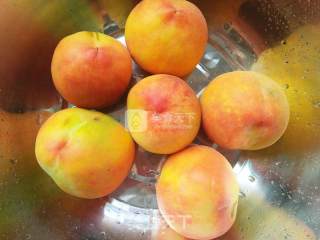 夏日冰爽饮品——黄桃罐头（又名糖水黄桃）的做法步骤：1