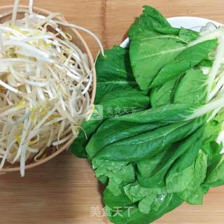 小白菜肉丸豆芽汤的做法步骤：1