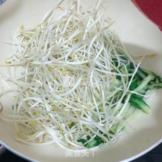 小白菜肉丸豆芽汤的做法步骤：5