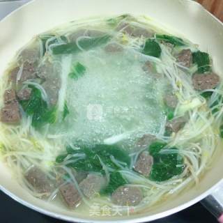 小白菜肉丸豆芽汤的做法步骤：7